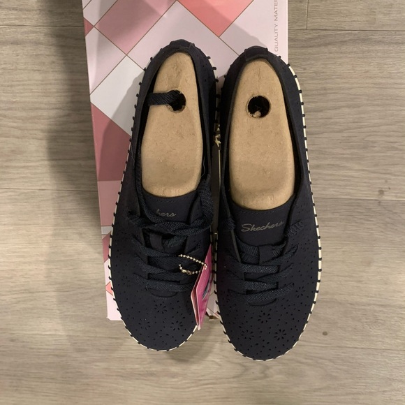 Women’s Skechers memory foam sneaker - Picture 3 of 5